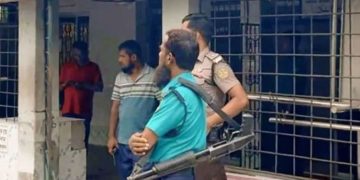 খুলনায় ফজরের নামাজের সময় মসজিদে গুলি : আহত ২
