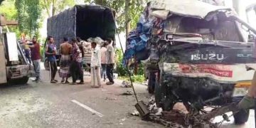 দুই ট্রাকের সংঘর্ষে প্রাণ গেল একজনের