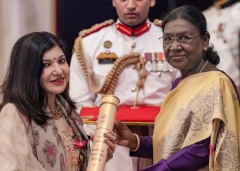 অসুস্থ শরীরে ‘পদ্মভূষণ’ পুরস্কার নিলেন অলকা ইয়াগনিক
