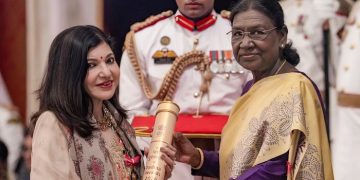 অসুস্থ শরীরে ‘পদ্মভূষণ’ পুরস্কার নিলেন অলকা ইয়াগনিক