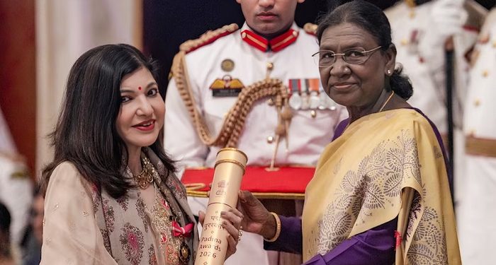 অসুস্থ শরীরে ‘পদ্মভূষণ’ পুরস্কার নিলেন অলকা ইয়াগনিক