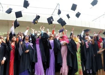 স্নাতক পর্যন্ত বিনামূল্যে মেয়েদের পড়াশোনা