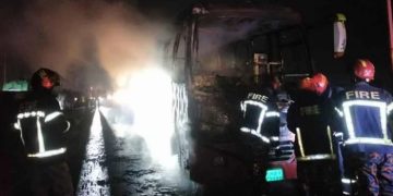 চলন্ত বাসে হঠাৎ আগুন, অল্পের জন্য রক্ষা পেলেন যাত্রীরা