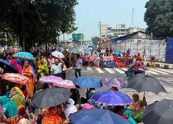 পোশাকশ্রমিকদের মহাখালী-তেজগাঁও সড়ক অবরোধ