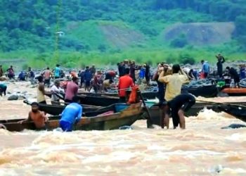 পাহাড়ি ঢলে তলিয়ে গেছে সাদাপাথর, সাময়িক বন্ধ