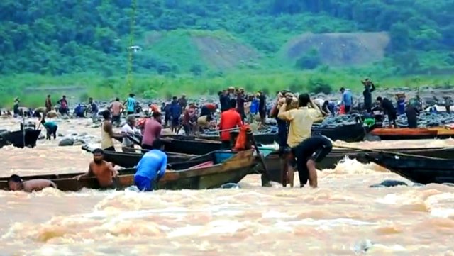পাহাড়ি ঢলে তলিয়ে গেছে সাদাপাথর, সাময়িক বন্ধ