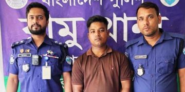 রামুতে চেকপোস্টে অস্ত্রসহ যুবক গ্রেপ্তার
