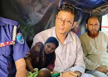 ৩ মাসের শিশুর পা মোচড় দেওয়া চাচি পলাতক, আটক ৩