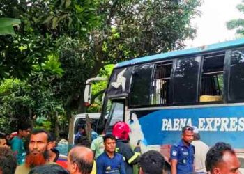 পাবনায় লাশবাহী অ্যাম্বুলেন্সের সঙ্গে বাসের সংঘর্ষে নিহত ২
