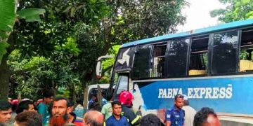 পাবনায় লাশবাহী অ্যাম্বুলেন্সের সঙ্গে বাসের সংঘর্ষে নিহত ২
