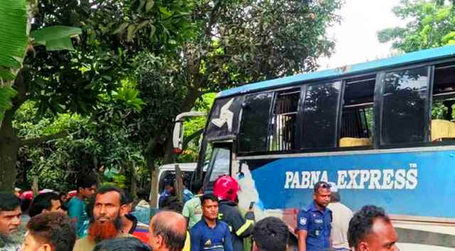 পাবনায় লাশবাহী অ্যাম্বুলেন্সের সঙ্গে বাসের সংঘর্ষে নিহত ২