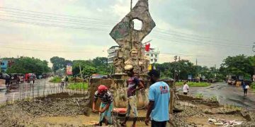 ভেঙ্গে ফেলা হচ্ছে বীরশ্রেষ্ঠ হামিদুর রহমানের ভাস্কর্য!