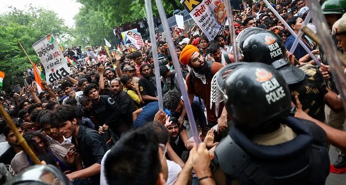 আর সংসদ অভিমুখে মিছিল করবে না ‘ককরোচ পার্টি’