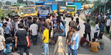 শিক্ষামন্ত্রীর পদত্যাগের দাবিতে ঢাকা-টাঙ্গাইল মহাসড়ক অবরোধ