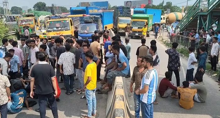 শিক্ষামন্ত্রীর পদত্যাগের দাবিতে ঢাকা-টাঙ্গাইল মহাসড়ক অবরোধ