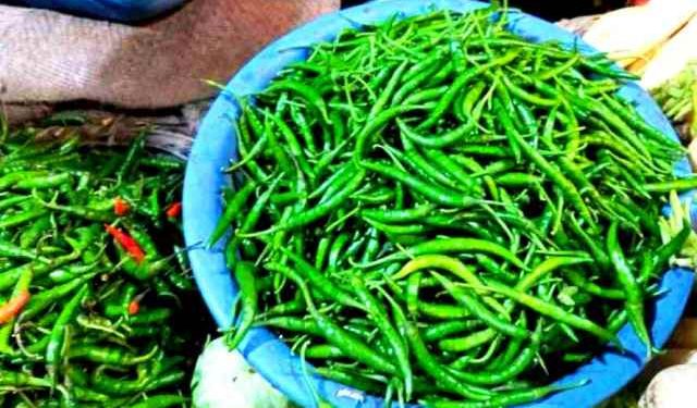 কাঁচামরিচের কেজি ছাড়ালো ৩০০ টাকা