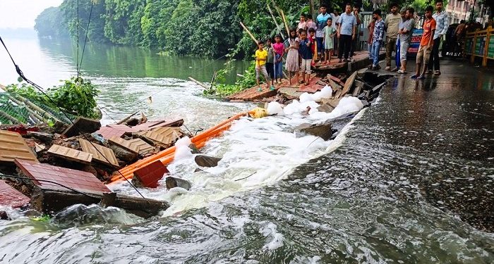 পানির চাপে গুলশান-শাহজাদপুর লিংক রোডে ধস