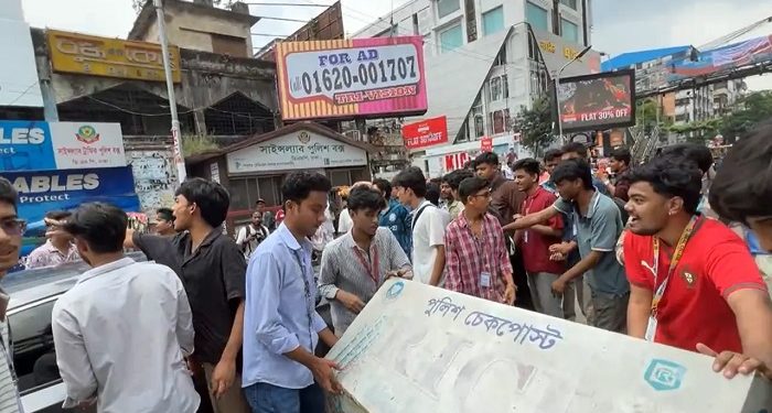শিক্ষামন্ত্রীর পদত্যাগ দাবিতে শিক্ষার্থীদের বিক্ষোভ