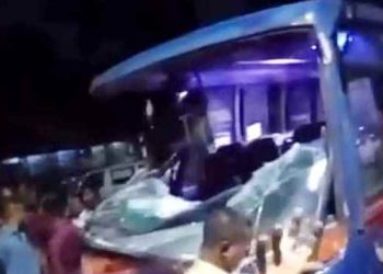 কুর্মিটোলা হাসপাতালের দেয়ালে ধাক্কা খেল বাস, পথচারী নিহত