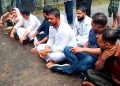 পুলিশের বাধা পেয়ে সড়কে বসে পড়লেন এনসিপি নেতারা