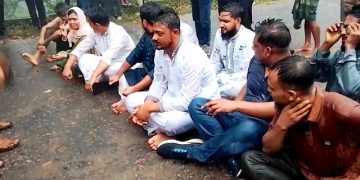 পুলিশের বাধা পেয়ে সড়কে বসে পড়লেন এনসিপি নেতারা