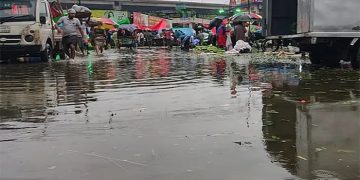 বৃষ্টিতে ঢাকার বিভিন্ন রাস্তায় পানি, পরীক্ষা বন্ধ অনেক স্কুলে