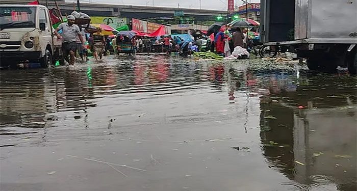 বৃষ্টিতে ঢাকার বিভিন্ন রাস্তায় পানি, পরীক্ষা বন্ধ অনেক স্কুলে