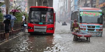 বৃষ্টিতে ডুবলো ঢাকার সড়ক-অলিগলি