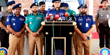 গাঢ় নীল-হালকা জলপাই শার্ট ও খাকি প্যান্টে ফিরলো পুলিশ