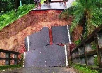 সেতু ধসে পড়ে বান্দরবান-রাঙামাটি সড়ক যোগাযোগ বিচ্ছিন্ন
