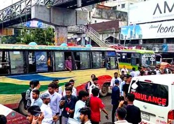 ঢাকার তিন স্পটে এইচএসসি পরীক্ষার্থীদের সড়ক অবরোধ