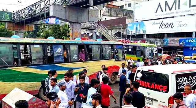 ঢাকার তিন স্পটে এইচএসসি পরীক্ষার্থীদের সড়ক অবরোধ