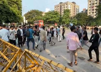 সংসদ ভবনের সামনে শিক্ষার্থীদের অবস্থান