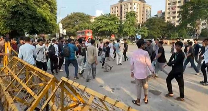 সংসদ ভবনের সামনে শিক্ষার্থীদের অবস্থান
