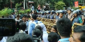 ছয় দফা দাবি নিয়ে সচিবালয়ে ৬ শিক্ষার্থী