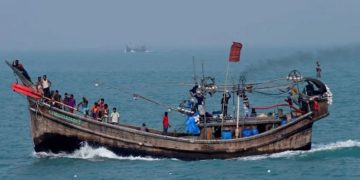 বঙ্গোপসাগরে ডুবল তিন ট্রলার, ১৩ জেলে নিখোঁজ