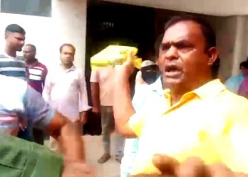 দোহার স্বাস্থ্য কমপ্লেক্সে নারীদের লাইনে শ্রমিকদল নেতা