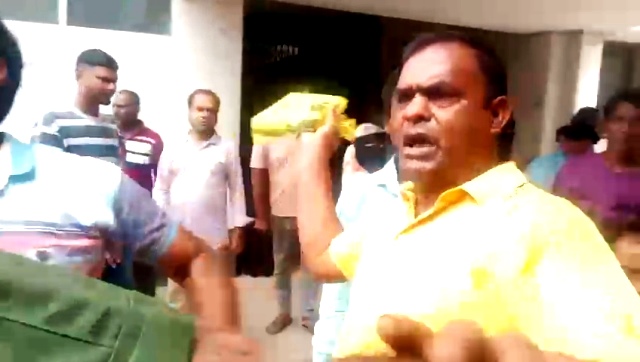 দোহার স্বাস্থ্য কমপ্লেক্সে নারীদের লাইনে শ্রমিকদল নেতা
