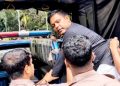 ৩২ নম্বরে ফুল দিতে এসে আটক কে এই যুবক
