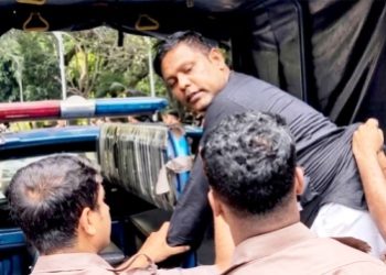৩২ নম্বরে ফুল দিতে এসে আটক কে এই যুবক