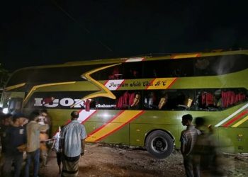 কক্সবাজারে বাসে আগুন, জানালার কাচ ভেঙে ৩০ যাত্রী উদ্ধার