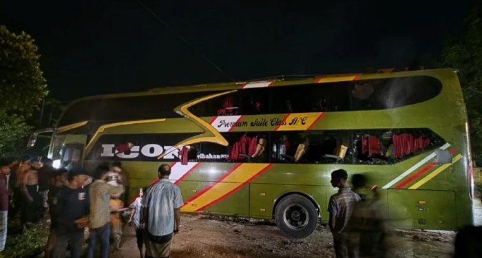কক্সবাজারে বাসে আগুন, জানালার কাচ ভেঙে ৩০ যাত্রী উদ্ধার