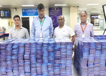 শাহ আমানতে সাড়ে ৫ কোটি টাকার সিগারেট-আইফোন জব্দ
