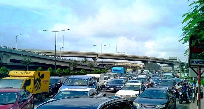 রাজধানীর বিমানবন্দর সড়কে তীব্র যানজট