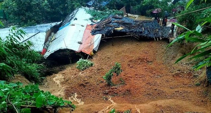 রামুতে পাহাড়ের মাটির নিচে চাপা পড়েছে বাড়ি-ঘর