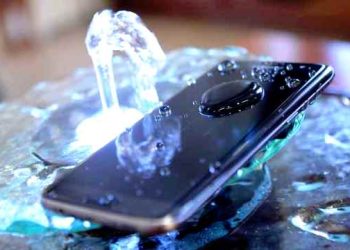 ফোনে পানি ঢুকলে যে ৪টি কাজ ভুলেও করবেন না