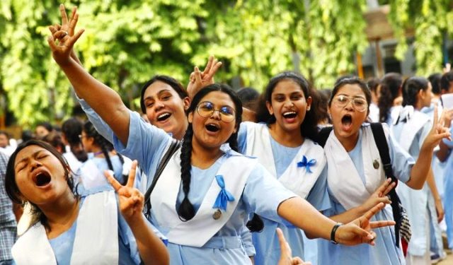 পাসের হার ও জিপিএ-৫ এ এবারও এগিয়ে মেয়েরা