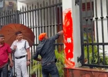 আনন্দবাজার পত্রিকা অফিসে হিন্দুত্ববাদীদের হামলা