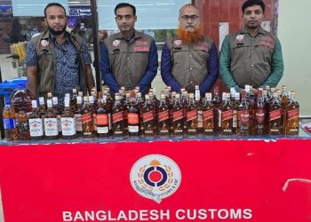 শাহজালালে দুই যাত্রীর ব্যাগে মিলল ৮১ লিটার বিদেশি মদ