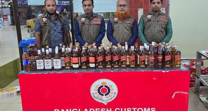 শাহজালালে দুই যাত্রীর ব্যাগে মিলল ৮১ লিটার বিদেশি মদ